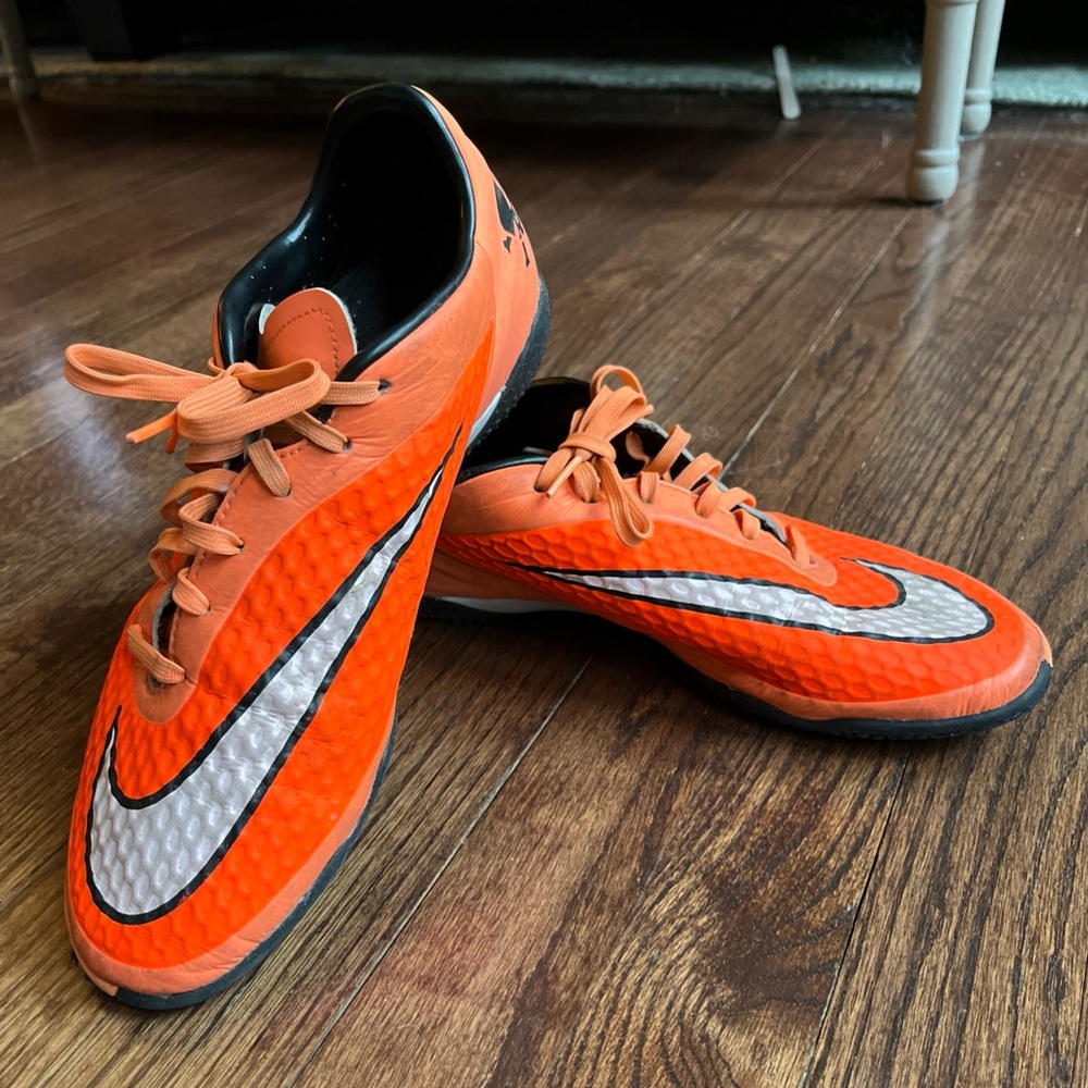 Nike Hypervenom Phelon IC Boys Size 8Y Indoor Soccer Shoes Atomic Orange KIDS